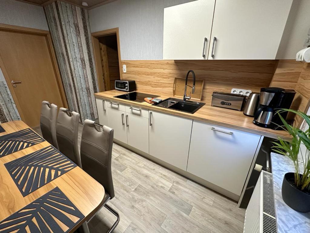 Christels Ferienwohnung 2 In Thale Mit Ueberdachter Terrasse, Kueche Mit Tv & Geschirrspueler Luaran gambar